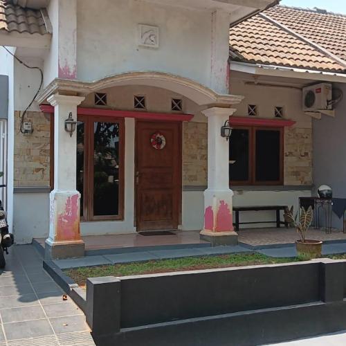 Rumah hadap taman asri dan homi