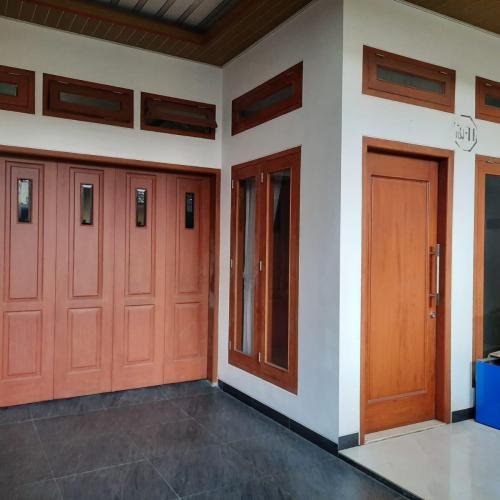 Jual Rumah 3 Lantai Semi Furnished di Taman Jatisari Permai